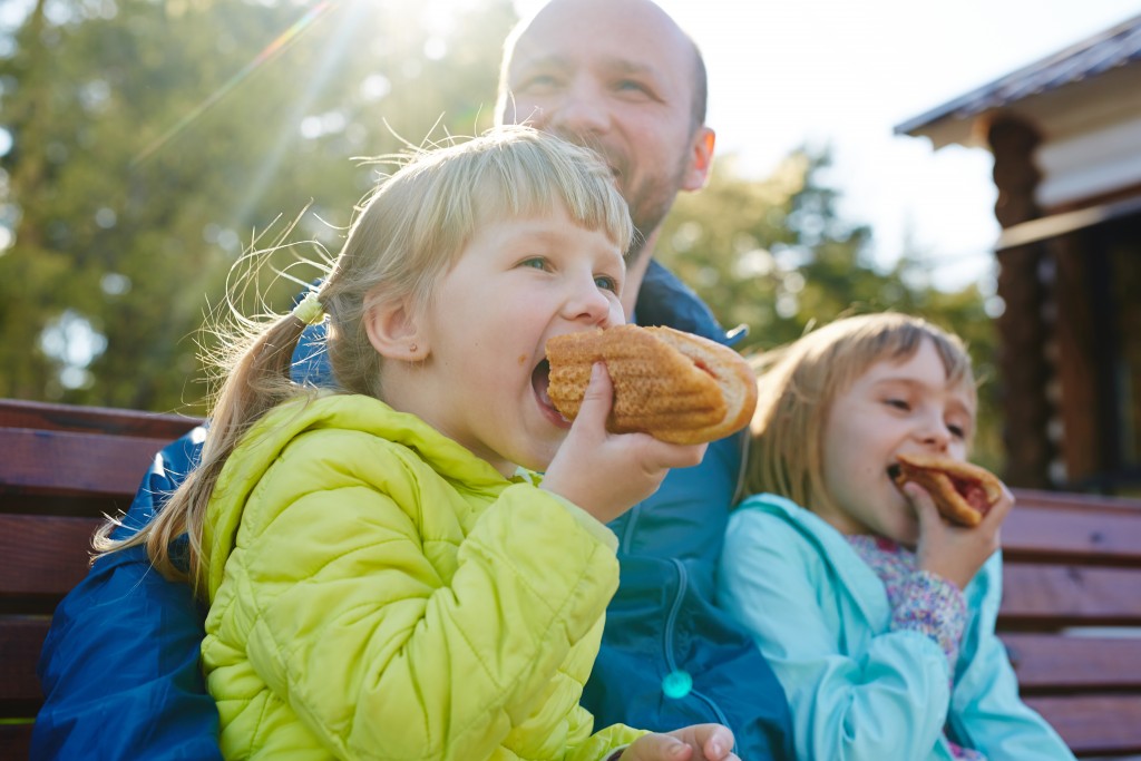 kids eating hotdog buns