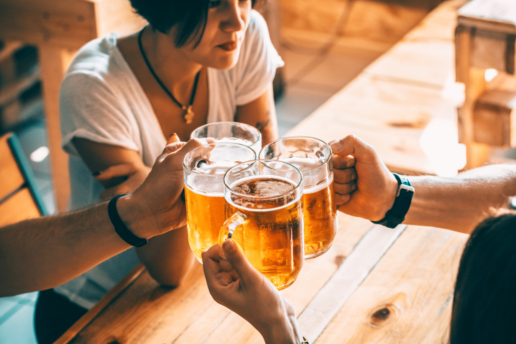 friends drinking beer